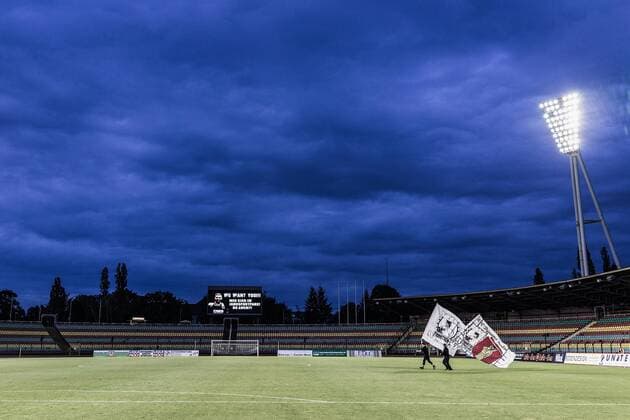 Berlin, Deutschland, 20.05.2016: Fußball Regionalliga Nordost Saison 2015 2016 - BFC Dynamo - SV Babelsberg 03. Zwei Fans vom BFC Dynamo laufen mit Fahnen auf das Spielfeld im Friedrich-Ludwig-Jahn-Sportpark.