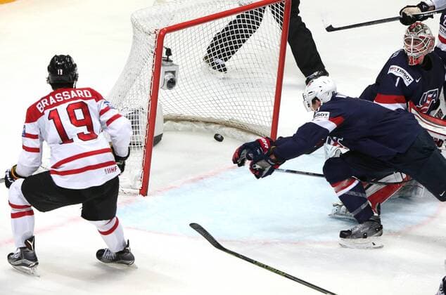 Eishockey, WM Halbfinale, USA - Kanada Canada s Derick Brassard (L) and US goalie Keith Kinkaid (R background) in their 2016 IIHF World Championship WM Weltmeisterschaft semifinal Ice hockey Eishockey match at VTB Ice Palace in Moscow, Russia, May 21, 2016. Artyom Korotayev TASS  TS023FDE