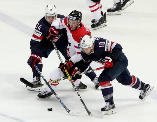 Eishockey, WM Halbfinale, USA - Kanada Canada s Connor McDavid (C) and US Auston Matthews (L), Jordan Schroeder (R) in their 2016 IIHF World Championship WM Weltmeisterschaft semifinal Ice hockey Eishockey match at VTB Ice Palace in Moscow, Russia, May 21, 2016. Artyom Korotayev TASS  TS023FE1