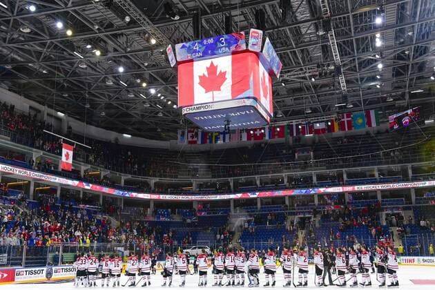 Eishockey, WM Halbfinale, USA - Kanada 160521 Kanadas spelare under nationalsangen efter semifinalen i Ishockey-VM mellan Kanada och USA den 21 maj 2016 i Moskva.  Copyright: LUDVIGxTHUNMAN BB160521LT111