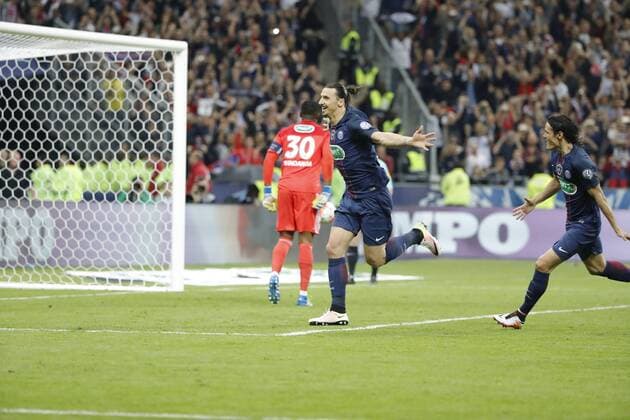 Fußball, Coupe de France Finale, Olympique Marseille - Paris St. Germain Zlatan Ibrahimovic (psg), Steve Mandanda (Olympique de Marseille) - Fussball Frankreich, Coupe de France, Finale, Olympique Marseille vs. Paris Saint Germain PSG - 21 05 2016 StephaneAllaman Panoramic 