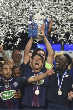 Thiago Silva (PSG) mit Trophäe - Fussball Frankreich, Coupe de France, Finale, Olympique Marseille vs. Paris Saint Germain PSG - 21 05 2016 JBAutissier Panoramic 
