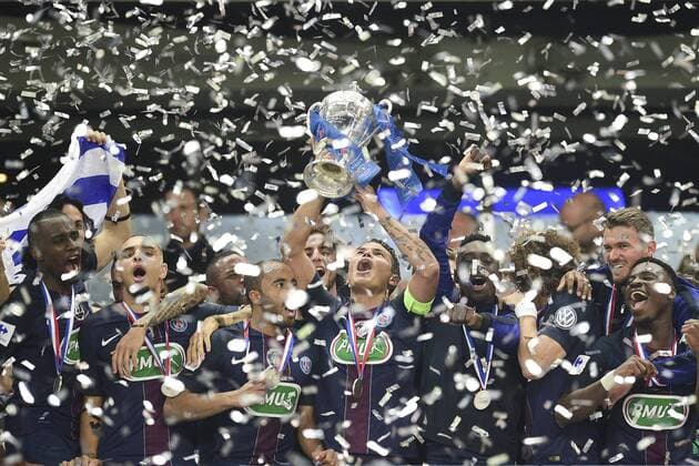 Thiago Silva (PSG) mit Trophäe - Fussball Frankreich, Coupe de France, Finale, Olympique Marseille vs. Paris Saint Germain PSG - 21 05 2016 JBAutissier Panoramic 