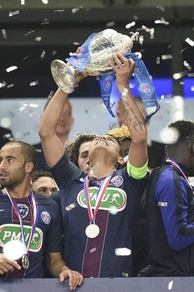 Thiago Silva (PSG) mit Trophäe - Fussball Frankreich, Coupe de France, Finale, Olympique Marseille vs. Paris Saint Germain PSG - 21 05 2016 JBAutissier Panoramic 