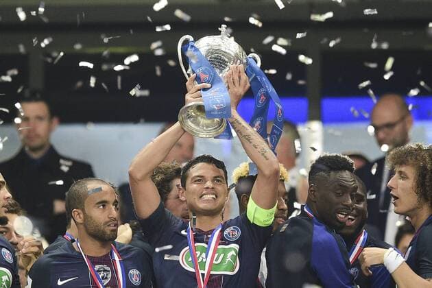 Thiago Silva (PSG) mit Trophäe - Fussball Frankreich, Coupe de France, Finale, Olympique Marseille vs. Paris Saint Germain PSG - 21 05 2016 JBAutissier Panoramic 