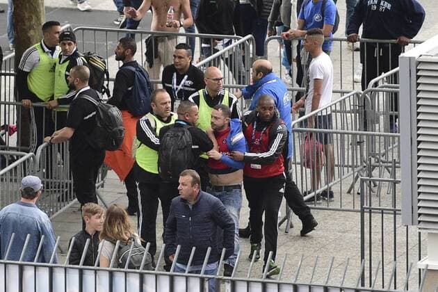PSG-Fan muss durch Ordner von gegnerischen fans getrennt werden - Fussball Frankreich, Coupe de France, Finale, Olympique Marseille vs. Paris Saint Germain PSG - 21 05 2016 JBAutissier Panoramic 