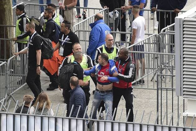 PSG-Fan muss durch Ordner von gegnerischen fans getrennt werden - Fussball Frankreich, Coupe de France, Finale, Olympique Marseille vs. Paris Saint Germain PSG - 21 05 2016 JBAutissier Panoramic 