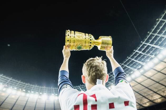 Fußball, DFB-Pokalfinale 2015 2016, FC Bayern München - Borussia Dortmund Berlin, Deutschland, 21.05.2016: Fußball DFB Pokalfinale 2016 -- FC Bayern München Muenchen - BV Borussia Dortmund. Der FC Bayern in DFB Pokalsieger 2016. Jubel mit Pokal: Torwart Manuel Neuer (Bayern 1)