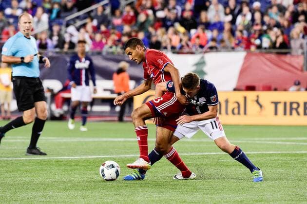 Saturday, May 21, 2016: New England Revolution midfielder Kelyn Rowe (11) battles FC Dallas forward Tesho Akindele (13) for the ball during the MLS Fussball Herren USA game between FC Dallas and the New England Revolution held at Gillette Stadium in Foxborough Massachusetts. Dallas FC defeats New England 4-2. MLS 2016: Dallas vs Revolution MAY 21 - ZUMAc04_