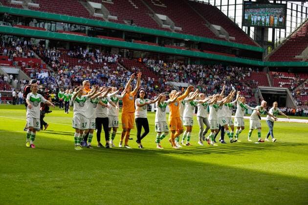 GER, DFB Pokalfinale der Frauen, SC Sand vs VfL Wolfsburg 21.05.2016, Rheinenergie Stadion, Köln, GER,DFB Pokalfinale der Frauen, SC Sand vs VfL Wolfsburg, im Bild die Mannschaft des Wolfsburg bedankt sich bei den Fans Foto @ nordphoto Rauch Local Caption nordphotox xrauch