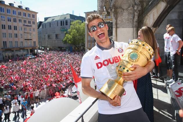 Themen der Woche - Sport Bilder des Tages - SPORT Thomas MUELLER (MÜLLER,Bayern Muenchen) mit Pokal,Trophaee,Cup in Feierlaune. FC Bayern Muenchen Doublefeier auf dem Rathausbalkon auf dem Marienplatz in Muenchen anlaesslich Fussball DFB Pokal Finale der Maenner 2016, FC Bayern Muenchen-Borussia Dortmund 4-3 i.E. am 21.05.2016,