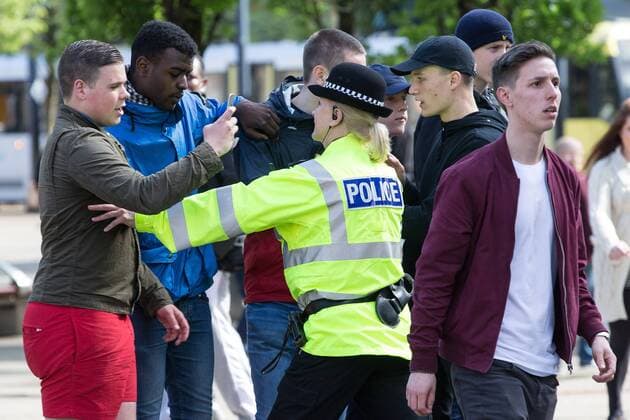 Fußball, Länderspiel, England - Türkei, Sicherheitskräfte vor dem Stadion in Manchester May 22, 2016 - Manchester, Greater Manchester, UK - Manchester , UK . Police separate England fans from Turkey fans after the two groups square off in Manchester City Centre ahead of the England vs Turkey friendly match at the Etihad Stadium England V Turkey fans  - ZUMAl94_