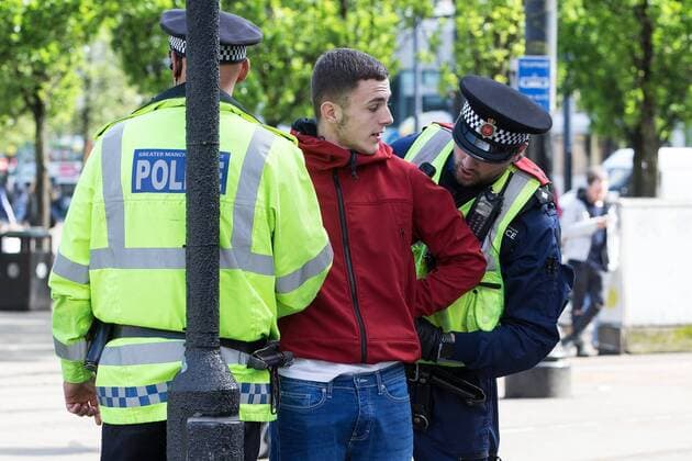 Fußball, Länderspiel, England - Türkei, Sicherheitskräfte vor dem Stadion in Manchester May 22, 2016 - Manchester, Greater Manchester, UK - Manchester , UK . Police detain an England fan after groups of England and Turkey fans square off in Manchester City Centre ahead of the England vs Turkey friendly match at the Etihad Stadium England V Turkey fans  - ZUMAl94_