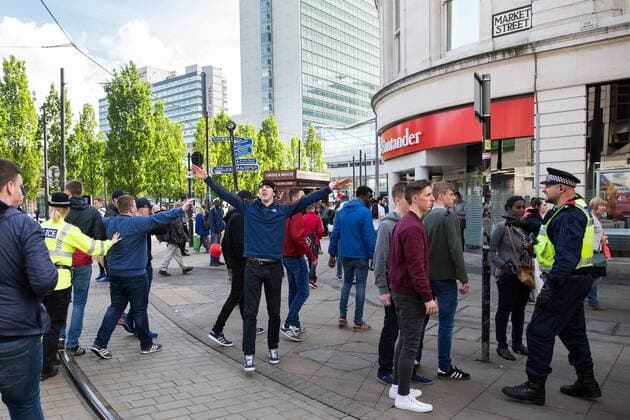 Fußball, Länderspiel, England - Türkei, Sicherheitskräfte vor dem Stadion in Manchester May 22, 2016 - Manchester, Greater Manchester, UK - Manchester , UK . Police separate England fans from Turkey fans after the two groups square off in Manchester City Centre ahead of the England vs Turkey friendly match at the Etihad Stadium England V Turkey fans  - ZUMAl94_