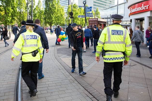 Fußball, Länderspiel, England - Türkei, Sicherheitskräfte vor dem Stadion in Manchester May 22, 2016 - Manchester, Greater Manchester, UK - Manchester , UK . Police separate England fans from Turkey fans after the two groups square off in Manchester City Centre ahead of the England vs Turkey friendly match at the Etihad Stadium England V Turkey fans  - ZUMAl94_