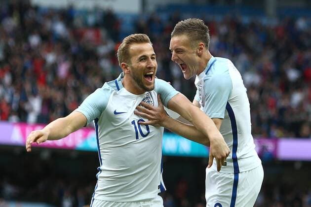 Fußball, Länderspiel, England - Türkei Harry Kane of England celebrates scoring the opening goal with Jamie Vardy during the International Friendly Länderspiel match at the Etihad Stadium. Photo credit should read: Philip Oldham Sportimage EDITORIAL USE ONLY. No use with unauthorised audio, video, data, fixture lists, club league logos or live services. Online in-match use limited to 120 images, no video emulation. No use in betting, games or single club league player publications.