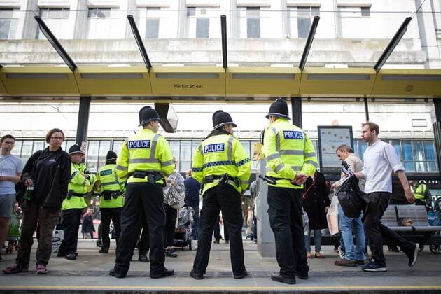 Fußball, Länderspiel, England - Türkei, Sicherheitskräfte vor dem Stadion in Manchester May 22, 2016 - Manchester, Greater Manchester, UK - Manchester , UK . Football fans and police in Manchester City Centre ahead of the England vs Turkey friendly match at the Etihad Stadium England V Turkey fans  - ZUMAl94_