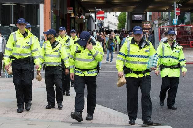 Fußball, Länderspiel, England - Türkei, Sicherheitskräfte vor dem Stadion in Manchester May 22, 2016 - Manchester, Greater Manchester, UK - Manchester , UK . Football fans and police in Manchester City Centre ahead of the England vs Turkey friendly match at the Etihad Stadium England V Turkey fans  - ZUMAl94_