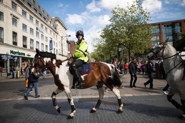 Fußball, Länderspiel, England - Türkei, Sicherheitskräfte vor dem Stadion in Manchester May 22, 2016 - Manchester, Greater Manchester, UK - Manchester , UK . Football fans and police in Manchester City Centre ahead of the England vs Turkey friendly match at the Etihad Stadium England V Turkey fans  - ZUMAl94_