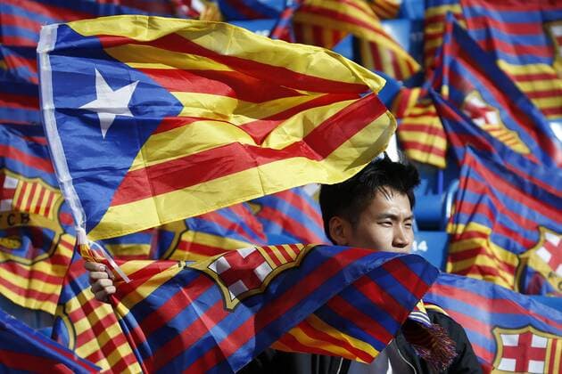 Fußball, Copa Del Rey Finale, Barca Fans mit katalanischen Fahnen im Stadion Fußball, Copa Del Rey Finale, FC Sevilla - FC Barcelona, vor Spielbeginn A supporter of FC Barcelona Barca waves the so-called Estelada flag, Catalunya s separatist unofficial flag, hours before the start of the Spanish King s Cup final between FC Barcelona and Sevilla FC at the Vicente Calderon stadium in Madrid, Spain, 22 May 2016. Ambient prior to the Spain s King Cup final between FC Barcelona and Sevilla FC !ACHTUNG: NUR REDAKTIONELLE NUTZUNG!  GRA196 20160522-635995405343638658