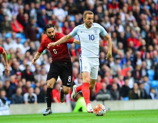 Fußball, Länderspiel, England - Türkei Friendly National football Match between England and Turkey at Etihad Stadium in Manchester , England on May 22, 2016. Pictured: Harry Kane 10 of England and Selcuk Inan 8 of Turkey. 
