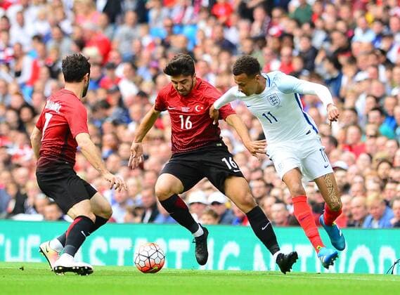 Fußball, Länderspiel, England - Türkei Friendly National football Match between England and Turkey at Etihad Stadium in Manchester , England on May 22, 2016. Pictured: Dele Ali 11 of England and Ozan Tufan 16 of Turkey. 