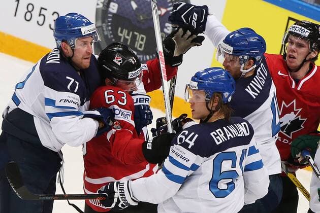 Eishockey, WM Finale, Finnland - Kanada Finland s Leo Komarov (L), Mikael Granlund (3rd L), Tommi Kivisto (2nd R) and Canada s Brad Marchand (2nd L), Connor McDavid (R) fight in their 2016 IIHF World Championship WM Weltmeisterschaft final Ice hockey Eishockey match at VTB Ice Palace in Moscow, Russia, May 22, 2016. Artyom Korotayev TASS  TS0241C0