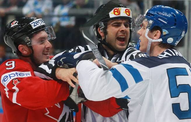 Eishockey, WM Finale, Finnland - Kanada Canada s Matt Duchene (L) and Finland s Atte Ohtamaa (R) in their 2016 IIHF World Championship WM Weltmeisterschaft final Ice hockey Eishockey match at VTB Ice Palace in Moscow, Russia, May 22, 2016. Sergei Fadeichev TASS  TS0241C2