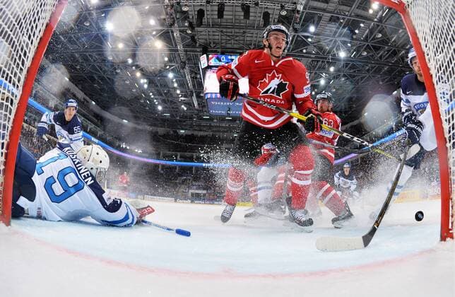 Eishockey, WM Finale, Finnland - Kanada Finland s goalie Mikko Koskinen (L front) and Canada s Connor McDavid (C) in their 2016 IIHF World Championship WM Weltmeisterschaft final Ice hockey Eishockey match at VTB Ice Palace in Moscow, Russia, May 22, 2016. Andre Ringuette HHOF-IIHF Images POOL TASS  TS0241E4