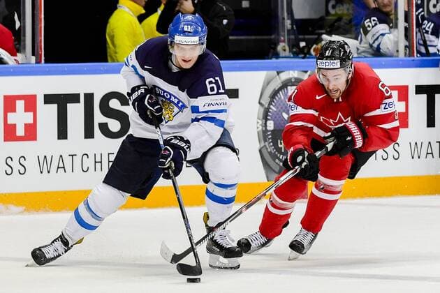 Eishockey, WM Finale, Finnland - Kanada 160522 Finlands Aleksander Barkov och Kanadas Mark Stone under finalen i Ishockey-VM mellan Finland och Kanada den 22 maj 2016 i Moskva.  Copyright: LUDVIGxTHUNMAN BB160522LT089