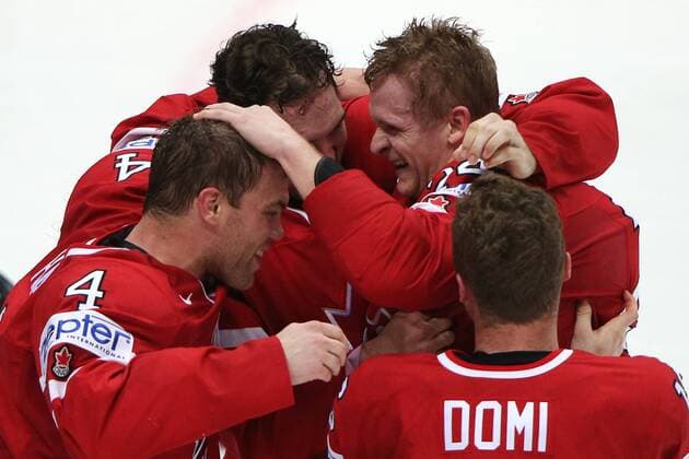 Eishockey, WM Finale, Finnland - Kanada Canada s players celebrate winning the 2016 IIHF World Championship WM Weltmeisterschaft final Ice hockey Eishockey match against Finland at VTB Ice Palace in Moscow, Russia, May 22, 2016. The Canadian team won the game 2:0. Artyom Korotayev TASS  TS0241F1