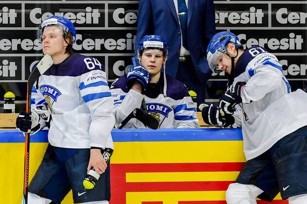 Eishockey, WM Finale, Finnland - Kanada 160522 Finlands Mikael Granlund och Aleksander Barkov deppar efter finalen i Ishockey-VM mellan Finland och Kanada den 22 maj 2016 i Moskva.  Copyright: LUDVIGxTHUNMAN BB160522LT092