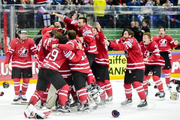 160522 Kanadas spelare jublar efter finalen i Ishockey-VM mellan Finland och Kanada den 22 maj 2016 i Moskva.  Copyright: LUDVIGxTHUNMAN BB160522LT101