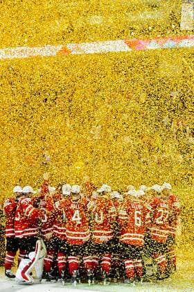 Themen der Woche - Sport Bilder des Tages - SPORT Eishockey, WM, Weltmeister Kanada 160522 Kanadas spelare jublar efter finalen i Ishockey-VM mellan Finland och Kanada den 22 maj 2016 i Moskva.  Copyright: LUDVIGxTHUNMAN BB160522LT105