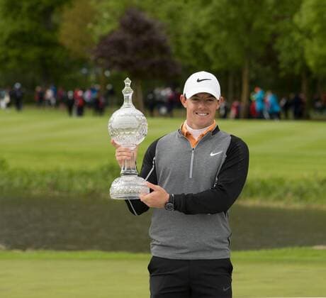 Golf, Rory McIlroy gewinnt die Dubai Duty Free Irish Open in County Kildare 22.05.2016. The K Club, Straffan, Co. Kildare, Ireland. Dubai Duty Free Irish Open Golf Championship Round 4. The winner of the Dubai Duty Free Irish Open Golf Championship Rory Mcilroy poses with his trophy on the 18th green. xPeterxFitzpatrickx  ActionPlus11740453