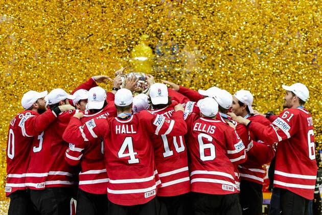 Eishockey, WM, Weltmeister Kanada 160522 Kanadas spelare jublar med pokalen efter finalen i Ishockey-VM mellan Finland och Kanada den 22 maj 2016 i Moskva.  Copyright: LUDVIGxTHUNMAN BB160522LT133