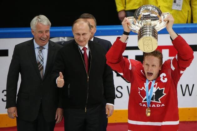 Eishockey, WM, Weltmeister Kanada Bob Nicholson, vice president of the International Ice hockey Eishockey Federation (IIHF), Russia s President Vladimir Putin and Canada s Corey Perry (L-R) during an awards ceremony following the 2016 IIHF World Championship WM Weltmeisterschaft final ice hockey match between Finland and Canada at VTB Ice Palace in Moscow, Russia, May 22, 2016. The Canadian team won the game 2:0. Artyom Korotayev TASS  TS02420A