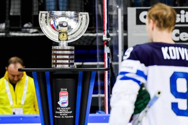 160522 Finlands Mikko Koivu aker förbi pokalen efter finalen i Ishockey-VM mellan Finland och Kanada den 22 maj 2016 i Moskva.  Copyright: LUDVIGxTHUNMAN BB160522LT151