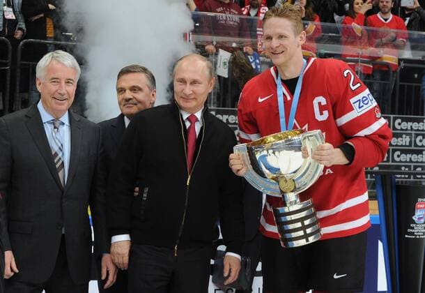 Bob Nicholson, vice president of the International Ice hockey Eishockey Federation (IIHF), Rene Fasel, president of the International Ice Hockey Federation (IIHF), Russia s President Vladimir Putin and Canada s Corey Perry (L-R) during an awards ceremony following the 2016 IIHF World Championship WM Weltmeisterschaft final ice hockey match between Finland and Canada at VTB Ice Palace in Moscow, Russia, May 22, 2016. The Canadian team won the game 2:0. Mikhail Klimentyev Russian Presidential Press and Information Office TASS  TS024222