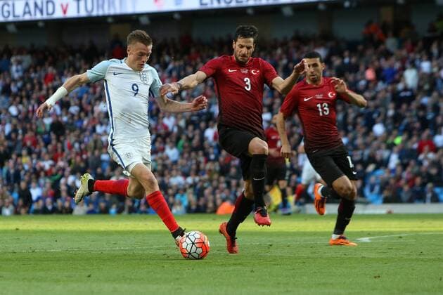 22.05.2016. Etihad Stadium, Manchester, England. International football friendly match, England versus Turkey. Jamie Vardy of England is blocked by Hakan Balta of Turkey. xDavidxBlunsdenx  ActionPlus11740508