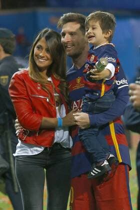 Themen der Woche - Sport Fußball, Copa Del Rey, FC Barcelona feiert mit Familie auf dem Spielfeld FC Barcelona Barca s Leo Messi celebrates with his family, wife Antonella Roccuzzo (l) and son Thiago Messi (r) the victory in the Spanish Kings Cup Final match. May 22,2016.  (20160522214)