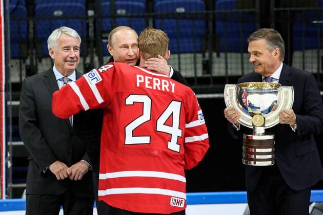 (160523) -- MOSCOW, May 22, 2016 -- President of Russia Vladimir Putin (2nd L)congratulates Corey Perry of Canada during award ceremony of IIHF Ice hockey Eishockey World Championship WM Weltmeisterschaft in Moscow, Russia, on May 22, 2016. Canada won 2-0 and claimed the title. ) (SP)RUSSIA-MOSCOW-ICE HOCKEY-FINAL EvgenyxSinitsyn 