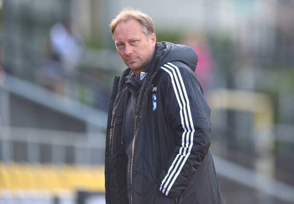 04.05.2016, Fussball, Regionalliga West, Saison 2015 2016, Nachholspiel vom 27. Spieltag, Mondpalast Arena, Herne FC Schalke 04 U23 - SC Wiedenbrück 1 : 0 Jürgen Luginger (Trainer FC Schalke 04 U23), Aktion, Einzelbild, Quer, Mimik, Gestik, Trainer, Coach