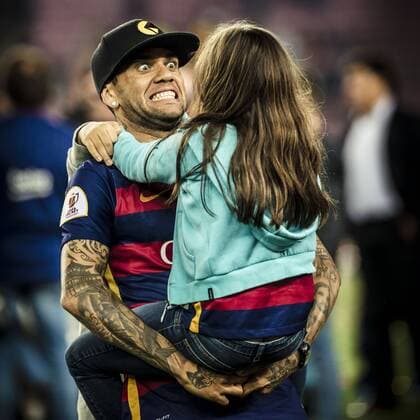 Fußball, FC Barcelona feiert Saisonabschluss im Camp Nou May 23, 2016 - Barcelona, Catalonia, Spain - FC Barcelona Barca s right back DANI ALVES and his daughter fool around in the Camp Nou Stadium during the celebration of the seventh league and cup double in the clubs history FC Barcelona Celebrates Seventh League and Cup Double - ZUMAo105
