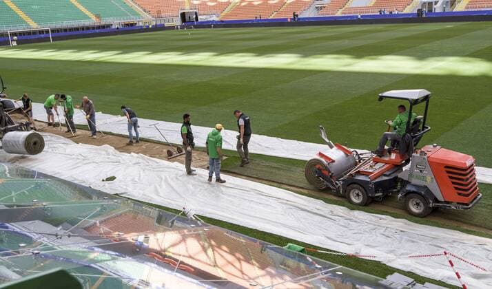 Fußball, Champions League Finale, Giuseppe Meazza Stadion in Mailand Italy: Giuseppe Meazza stadium - Champion League Workers work on the grass of the pitch. Giuseppe Meazza stadium (also known as San Siro) will host the Champions League final between Real Madrid Cub de Futbol and Club Atletico De Madrid.  NicolòxCampo