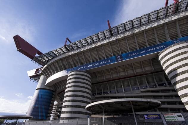 Fußball, Champions League Finale, Giuseppe Meazza Stadion in Mailand Italy: Giuseppe Meazza stadium - Champion League A banner with team crests of Atletico Madrid. Giuseppe Meazza stadium (also known as San Siro) will host the Champions League final between Real Madrid Cub de Futbol and Club Atletico De Madrid.  NicolòxCampo