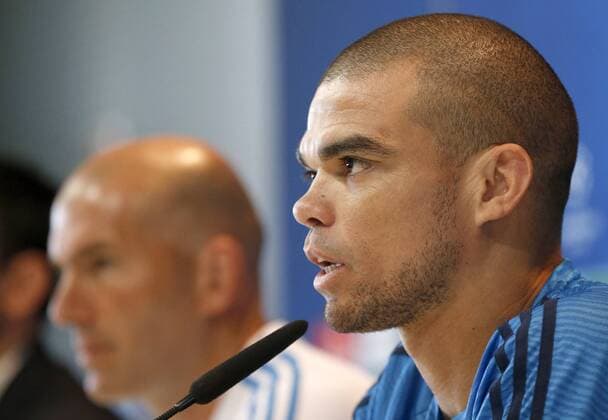 Fußball, CL Finale, Real Madrid PK Real Madrid s Brazilian defender Pepe (R) speaks during a press conference PK Pressekonferenz with his head coach, French Zinedine Zidane (L), held at the Santiago Bernabeu stadium in Madrid, Spain, 24 May 2014. Real Madrid will face Atletico Madrid in the UEFA Champions League final at the San Siro stadium in Milano, Italy, on 28 May. Real Madrid press conference !ACHTUNG: NUR REDAKTIONELLE NUTZUNG!  20160524-635996847808980868