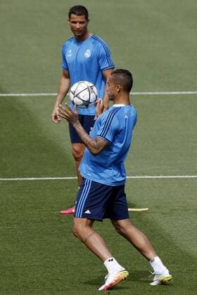 Fußball, CL Finale, Real Madrid Training Real Madrid s players Danilo (R) and Cristiano Ronaldo take part in a training session at the Valdebebas s sports complex in Madrid, Spain, 24 May 2014. Real Madrid will face Atletico Madrid in the UEFA Champions League final at the San Siro stadium in Milano, Italy, on 28 May. Real Madrid training session !ACHTUNG: NUR REDAKTIONELLE NUTZUNG!  20160524-635996886233370341