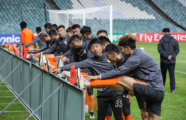 (160524) -- SYDNEY, May 24, 2016 -- Players of China s Shandong Luneng FC attend a training in Sydney, Australia, May 24, 2016. Shandong Luneng FC will face Sydney FC in the second leg of the Asian Football Confederation (AFC) Asian Champions Legaue round of 16 on Wednesday night. ) (SP)AUSTRALIA-SYDNEY-SHANDONG LUNENG-AFC CHAMPIONS LEAGUE ZhuxHongye 