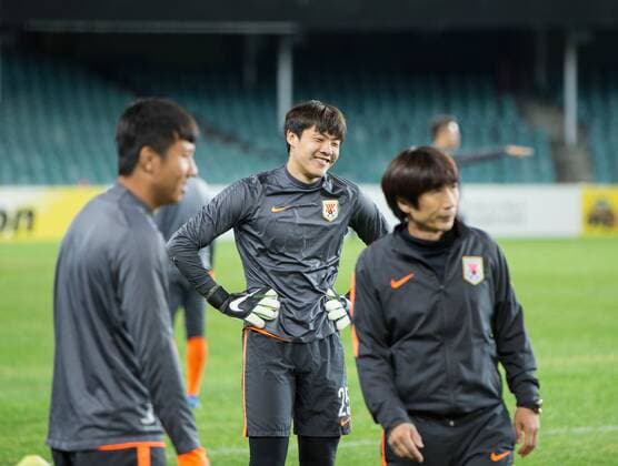 (160524) -- SYDNEY, May 24, 2016 -- Wang Dalei (C) of China s Shandong Luneng FC attends a training in Sydney, Australia, May 24, 2016. Shandong Luneng FC will face Sydney FC in the second leg of the Asian Football Confederation (AFC) Asian Champions Legaue round of 16 on Wednesday night. ) (SP)AUSTRALIA-SYDNEY-SHANDONG LUNENG-AFC CHAMPIONS LEAGUE ZhuxHongye 